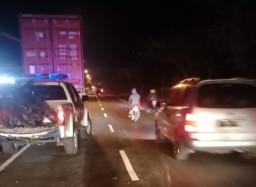 Tabrak Truk Mogok, Pemotor Duduksampeyan Gresik Ini Modar di TKP