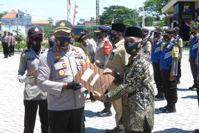 Mampu Tekan Penyebaran Covid, Pak RW dan Ketua Kampung Tangguh di Sidoarjo Terima Penghargaan
