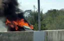 Mobil Terbakar Habis di Exit Tol Malang, 10 Orang Didalamnya Selamat