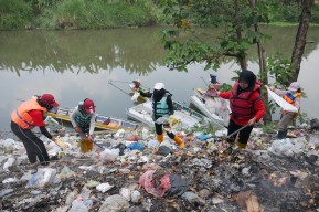 Weleh-weleh, Ada Ratusan Tumpukan Sampah dan Bangunan Ilegal di Sepanjang Bantaran Kali Surabaya