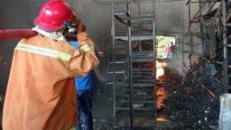 Tukang Las Tak Sadar Ada Cairan Tiner, Toko di Karanggeneng Lamongan Ludes Terbakar