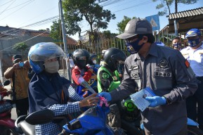 Tak Mau Ada Sanksi, Wabup Jember Kiai Muqit Turun Jalan untuk Bangun Kesadaran Masyarakat