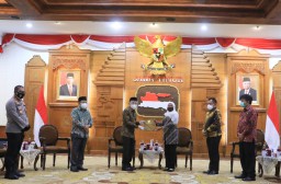 Gubernur Khofifah Serahkan SK Plh Bupati Sidoarjo Kepada Achmad Zaini