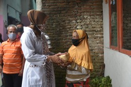 Bupati Faida Antar Sendiri Daging Kurban ke Warganya yang Membutuhkan