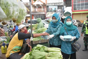 Bagikan 1.000 Masker ke Pedagang Pasar di Jember