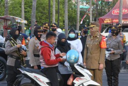 Bupati Faida Bagi-bagi Masker Bersama Polwan