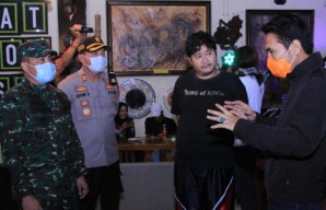 Keliling Warkop dan Angkringan, Bupati Madiun Bagikan Masker