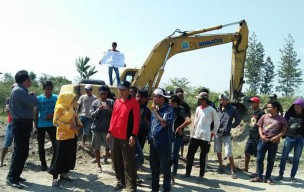 Protes Tambang Liar, Warga Desa Rejoagung Duduki Beckhoe, Minta Pemkab Jombang Turun Tangan
