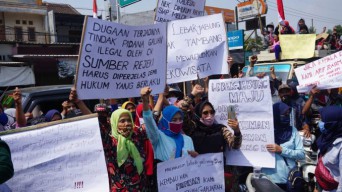 Khawatir Lurahnya Ditahan, Emak-Emak Desa Lebakjabung Geruduk Kejaksaan Mojokerto