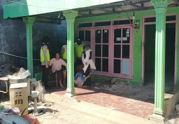 Histeris Saksikan Rumah Dieksekusi, Janda Sidoarjo Komat-kamit Baca Doa : Lihat Saja, Hak Orang Dirampas