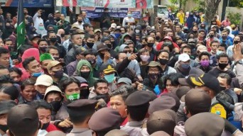 Lagi, Ratusan Mahasiswa dan Masyarakat Lamongan Demo Tolak Raperda RTRW