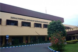 4 Anggota DPRD Sidoarjo dan 3 Staf Positif, Enjoy Aja Rapat Jalan Terus