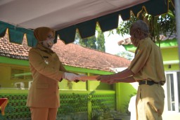 Bupati Jember Faida Serahkan 1.624 SK  Kenaikan Pangkat