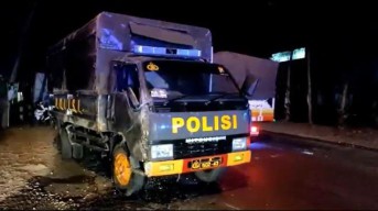 Innova Tabrak Mobil Polisi dan Ambulan Pengangkut Jenazah Covid-19