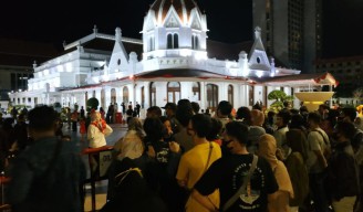 Wes Angel Angel Tuturanmu... Kerumunan Massa Padati Alun-alun Baru Kota Surabaya Abaikan Physical dan Social Distancing