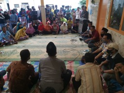 Tampak Bersama Ketua DPRD Gresik, Anggota Dewan Syaichu Bantah Ikut Melobi Warga Soal Izin Bongkar Muatan Batu Bara