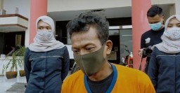 Enak-enak Hubungan Badan Threesome di Kos, Malah Digerebek Polisi