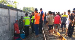Sembrono Nyeberang Rel Tanpa Palang Pintu, Pengendara RX King di Duduksampeyan Mati Disambar Maharani
