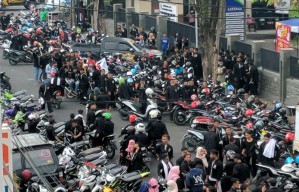 Pasca Insiden Pembacokan, Massa Pendekar PSHT dari Madiun Ikut Berkumpul di Plaza Manahan Solo