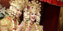 Jomblo Dilarang Lihat! Wagub Emil Beri Kejutan Arumi Seperti Ini, Bikin Baper...