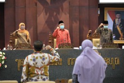 Pandemi Covid-19, Gubernur Khofifah Target Pajak Daerah 20,4 Persen