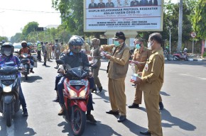 Sebanyak 50 Ribu Masker di Gresik Mulai Dibagikan, Bupati Sambari Ikut Turun ke Jalan