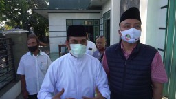 Jelang Pendaftaran Cabup-Cawabup Gresik, Qosim Ajukan Cuti, Alif Nyekar ke Makam Orang Tua
