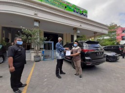 Yani Pamitan Keliling Ruangan DPRD Gresik, Mobil Dinas Dikembalikan