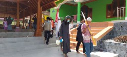 Teladani Waliyah Zainab, Warga Bawean Keliling Kampung Bawa Pusaka Usir Pagebluk