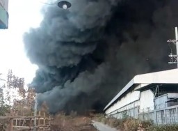 Pabrik Mebel di Ngoro Mojokerto Keluarkan Asap Hitam Tebal