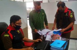 Kejari Lamongan Geledah Kantor Kecamatan Pucuk