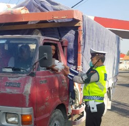 Rayakan Ulang Tahun, Polisi Lalu Lintas di Gresik Bagi-bagi Nasi Kotak