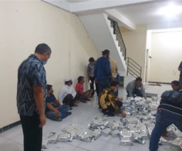Gudang Penyimpanan Sabu di Surabaya Digerebek, 8 Kg Sabu dan 3 Tersangka Diamankan