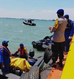 Nelayan Kebomas Ditemukan Tewas Mengapung di Teluk Lamong