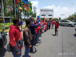 Tolak RUU Cilaka Omnibus Law Puluhan Buruh Geruduk Kantor Bupati Gresik