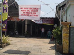 Tolak Kebijakan Kades Warga Serah Duduki Balai Desa