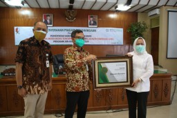 98,76 Persen Warganya Jadi Peserta JKN-KIS, Pemkab Bojonegoro Terima Penghargaan UHC