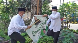 Hormati Aturan Pilbup Gresik, Qosim-Alif Copoti Atribut Kampanye