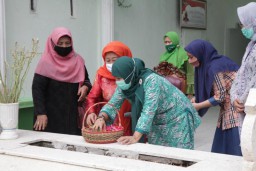 Cawabup Nomor Urut 3  Dwi Astutik Ziarah ke Makam Pendiri NU