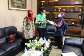 Pak Qosim Dapat Hadiah Face Shiled dari Petugas Sensus BPS
