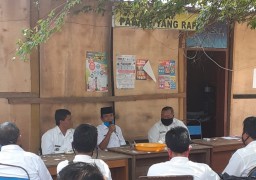 Wabup Bojonegoro Sidak Kantor Kecamatan, Ajak Rapat Di Bawah Pohon