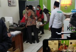 Insiden di Kantor KPU Blitar, Seorang Polwan Spontan Buka Kancing Baju Sekretaris DPC PKB, Apa Yang Terjadi?