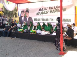 Machfud Arifin-Mujiaman Daftar ke KPU Diantar dengan Salawatan