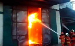 Gudang Jahit Surabaya Terbakar, Tiga Pemadam Tertimpa Barang dan Begini Kondisinya