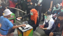 Gowes di Bojonegoro, Khofifah Borong Pentol dan Kue Rangin
