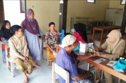 Banyak Lansia Terserang Covid-19, Pemkot Surabaya Sebar Pembagian Vitamin