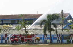 Puluhan Warga Binaan Terpapar Covid, Lapas Porong Disemprot Disinfektan dengan Mobil Pemadam