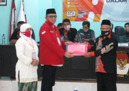 Di Sidoarjo, Pasangan Berkelas Jalan Kaki ke KPU