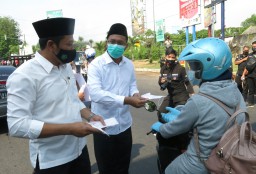 Tiga Pasangan Cabup-Cawabup Sidoarjo Kompak Bagi-bagi Masker di Jalan