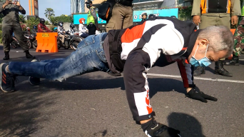 Bule Asal Italia Dipaksa Push Up Petugas di Surabaya, One Two Three...